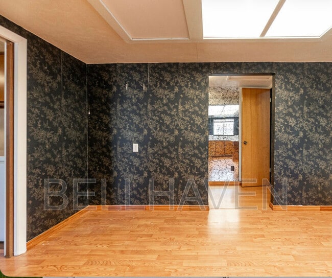 Building Photo - 213 W 37th St