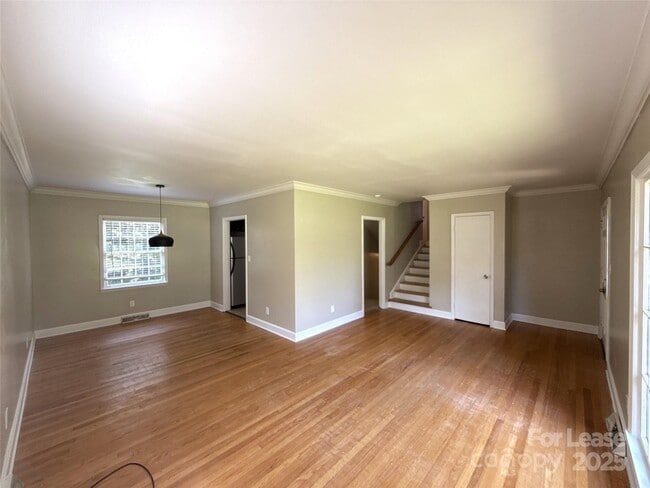 Building Photo - 1127 Queensgate St