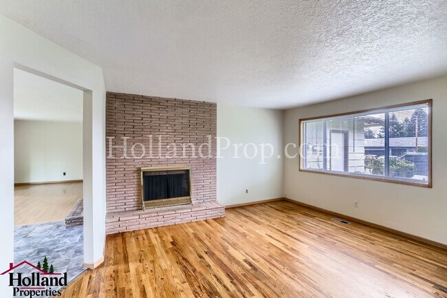 Building Photo - Charming Tigard Home with Spacious Yard & ...