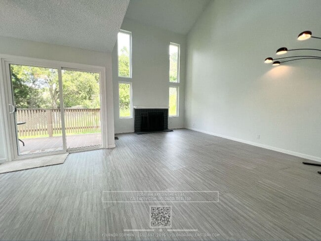 Building Photo - Beautifully 3BR Townhome with Huge Loft St...