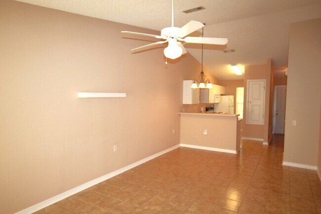 Foto del edificio - 2BR/1BA with Fenced Yard – Lawn Care Inclu...