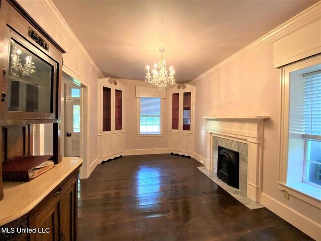 Foto del edificio - 275 W Chulahoma Ave