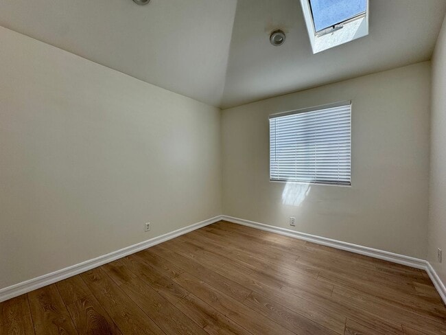 Building Photo - Upgraded 3 bed and 2 bath Best Glendale sc...