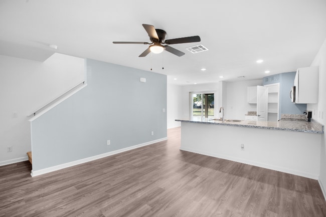 Building Photo - 5749 Club House Dr