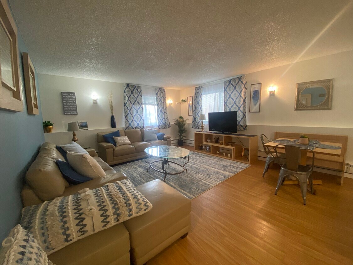 Foto principal - 8450 Golden St