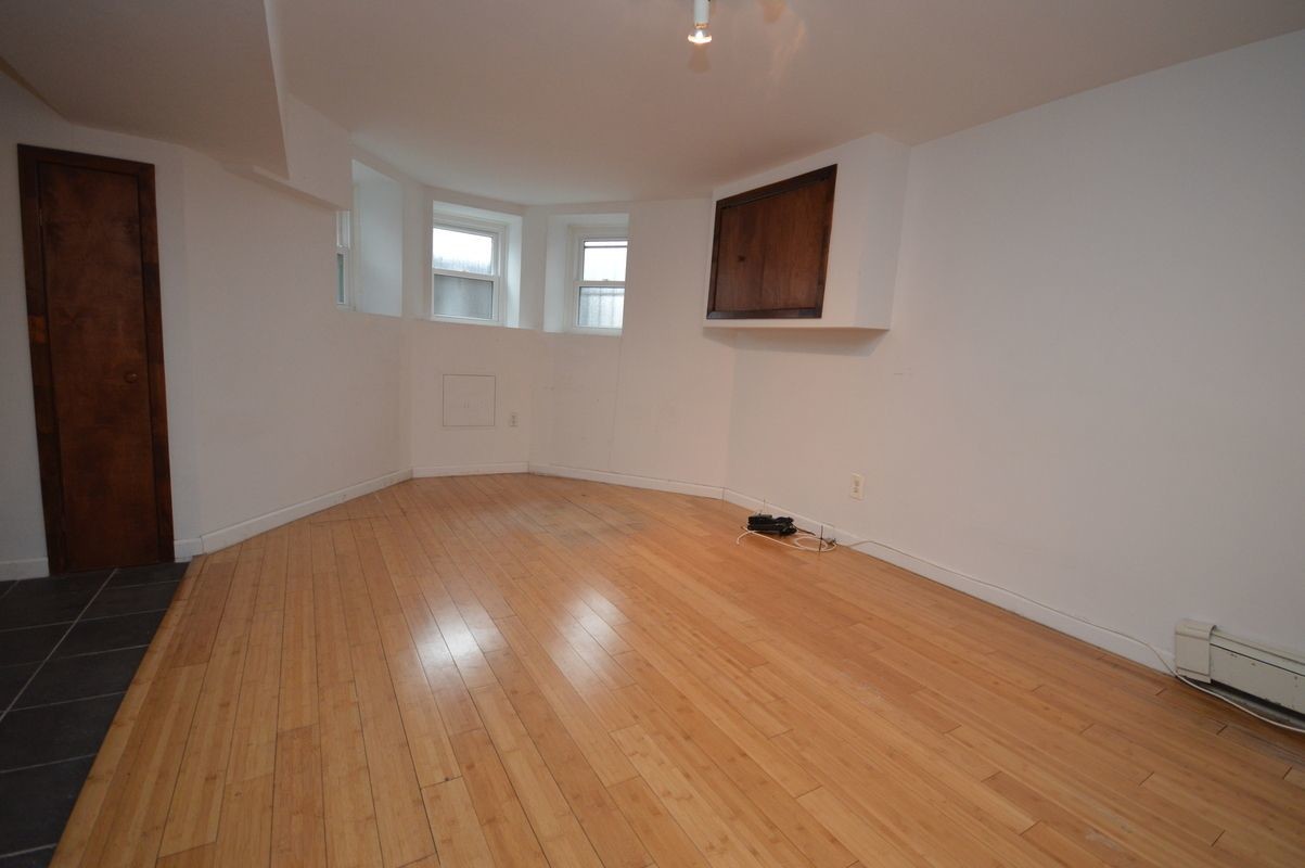 Primary Photo - 240 Starr St