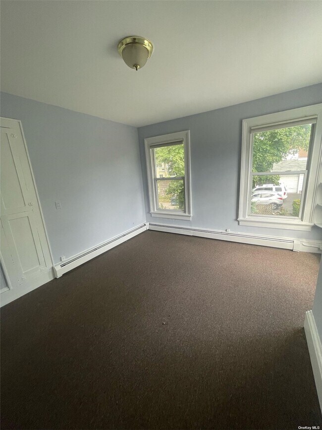 35 Carlton Ave, Port Washington, NY 11050 Room for Rent in Port