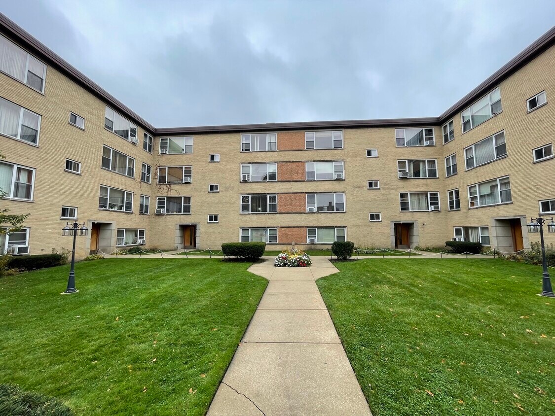 2627 W Fitch Ave Unit 2G, Chicago, IL 60645 Condo for Rent in Chicago