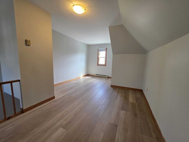 Building Photo - 556 Albert St