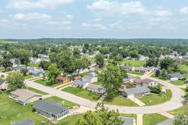 Suburbs surround Cedar Rapids.