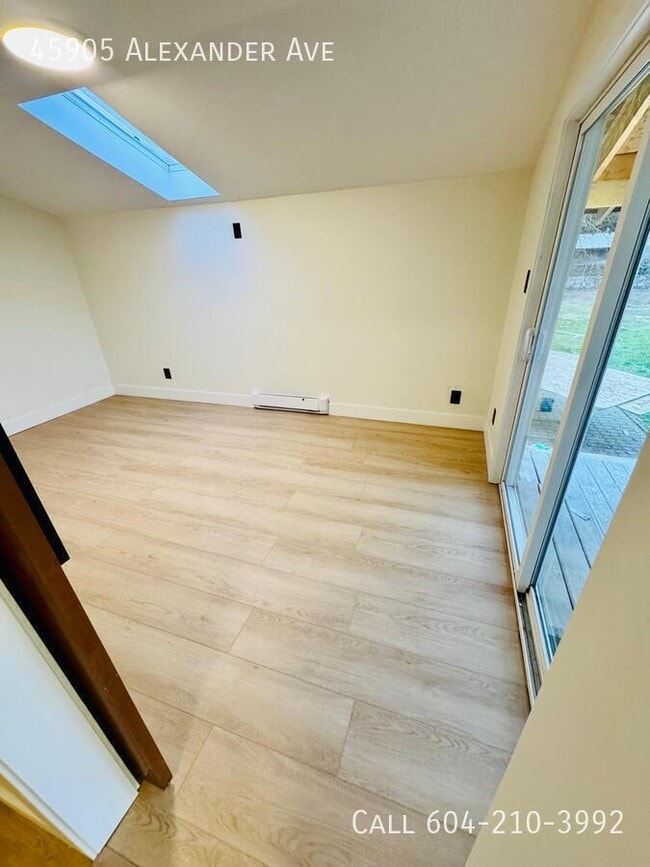 Building Photo - Newly Renovated Cozy Home