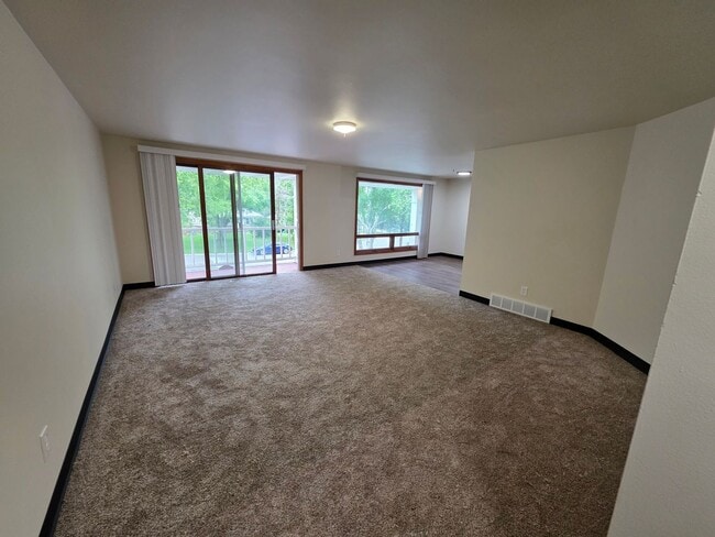 Building Photo - 3036 Albert Dr