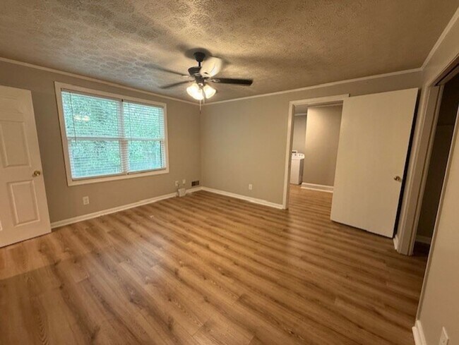 Foto del edificio - CHARMING COTTAGE IN NORMALTOWN AVAILABLE NOW!