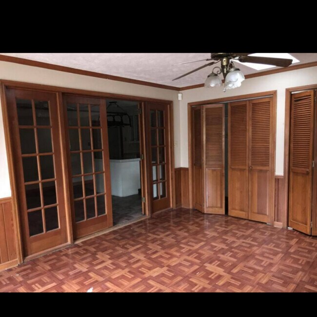 Building Photo - 802 Roberdell Rd