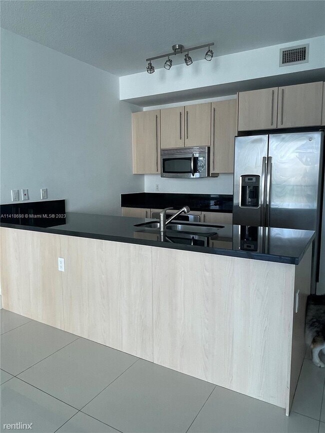 Foto del edificio - 2 br, 2 bath Condo - 79 SW 12th St Apt 1404S