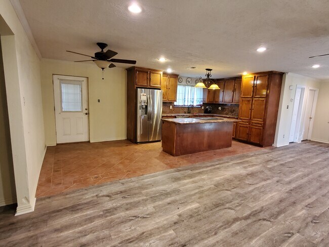 Building Photo - 203 County Rd 328