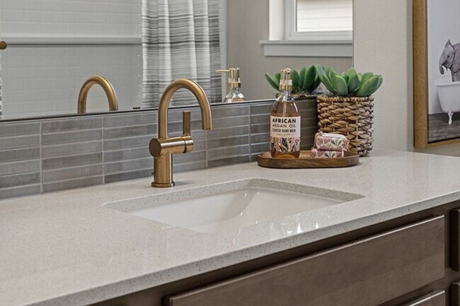 Foto del edificio - Elegant 4-Bed, 4-Bath 3-Story Home with Gourmet Kitchen & Private Backyard