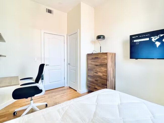 Foto del edificio - Furnished room/NOT APARTMENT