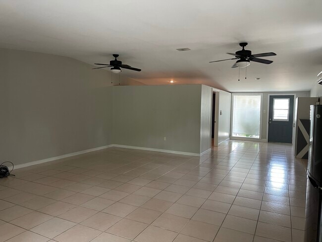 Building Photo - 118 Elles Ave