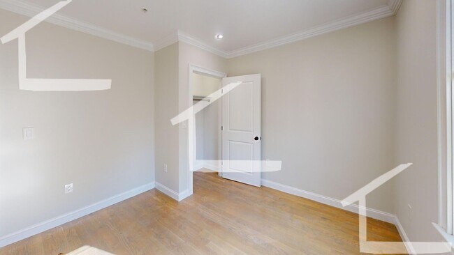 Building Photo - Spacious 3 Bed Now Available