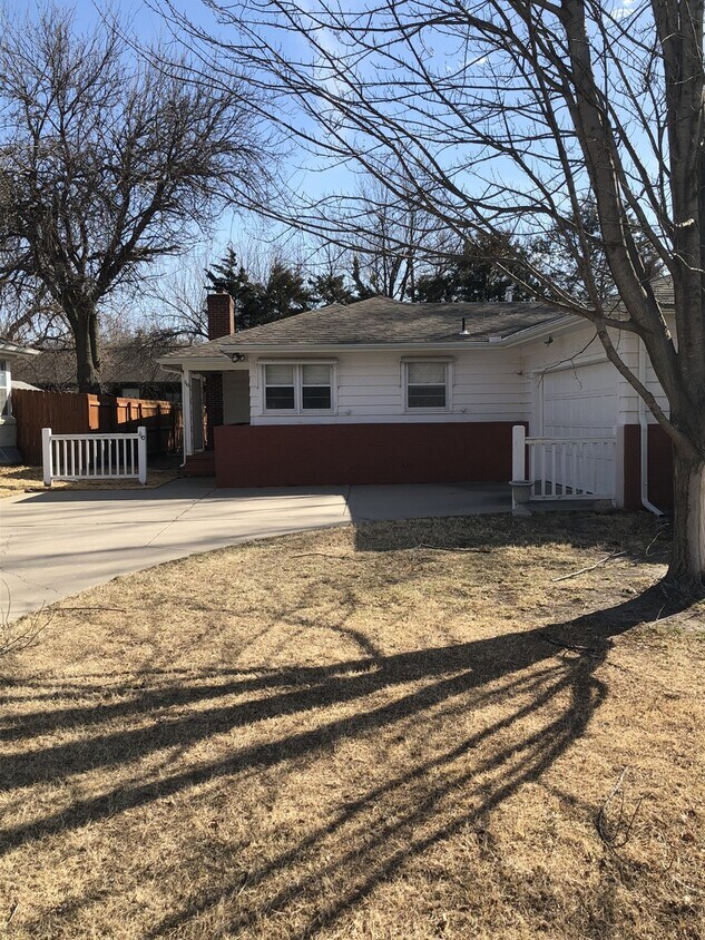 Primary Photo - Large home in the Courtland addition
