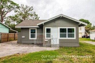 Building Photo - 226 SW Lincoln Cir N
