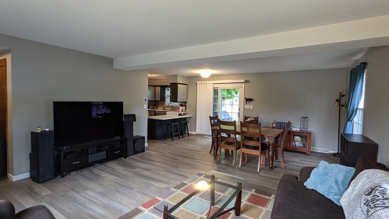 Open concept living area - 2431 Saratoga Rd