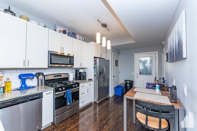 Building Photo - 3 bedroom in Chicago IL 60651