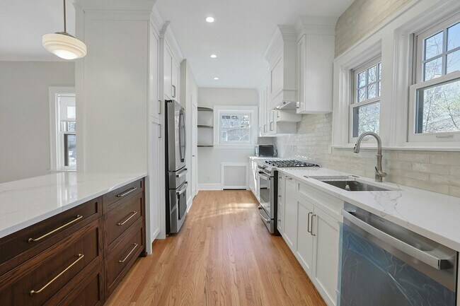 Building Photo - 10 Robins Rd