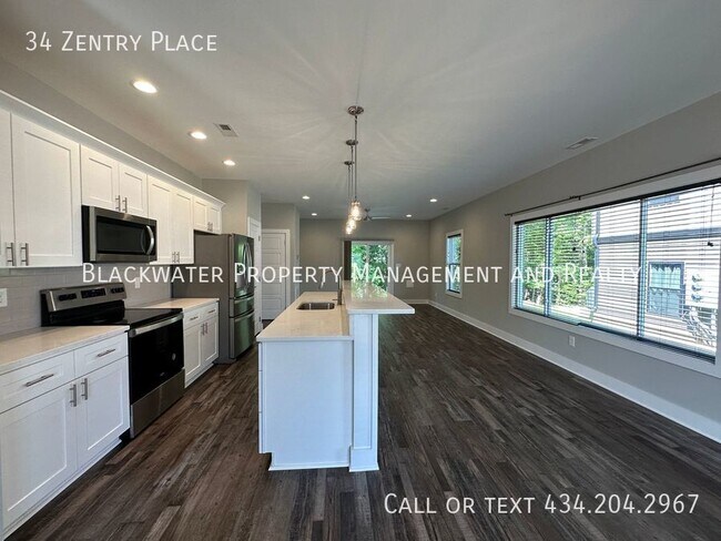 Building Photo - End Unit Townhome with 3 Bedrooms!