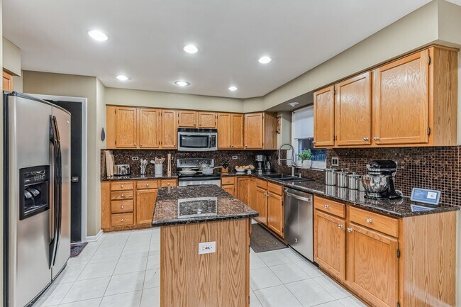 Foto del edificio - Fully Furnished 4 Bedroom 2.5 bathroom home in Bloomingdale