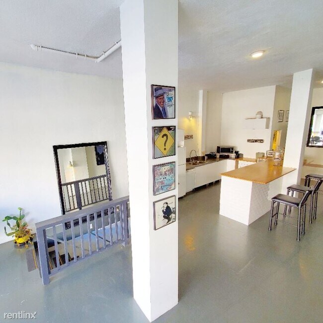 Building Photo - 2 br, 1 bath Apartment - 1637 Cabrillo Ave