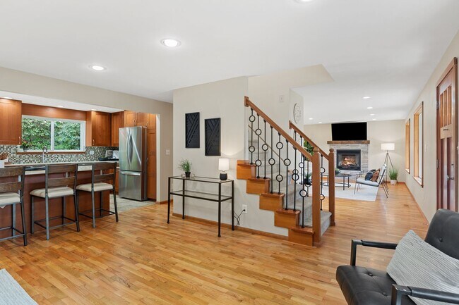 Foto del edificio - Rare Edmonds Bowl Retreat | Park-Like Yard & Updated Spacious Home