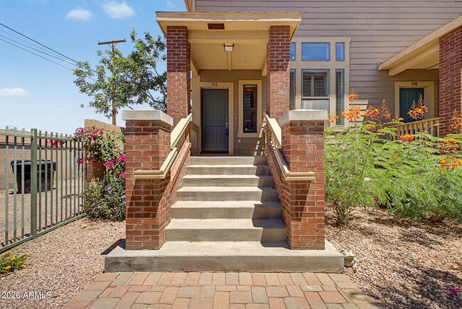 Building Photo - 712 S Beck Ave