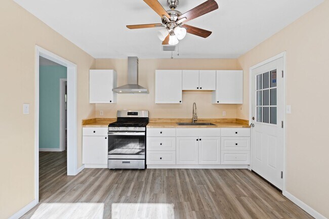 Foto del edificio - Remodeled 2 bedroom 1 bath duplex located near the Duckpond area