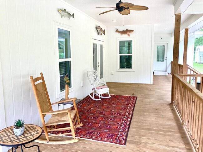 Foto del edificio - Tranquil Porch Retreat