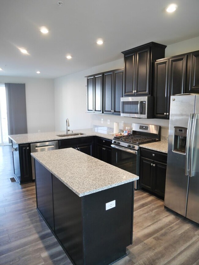 Foto del edificio - Stunning Luxury 3-Bedroom Townhouse for Re...
