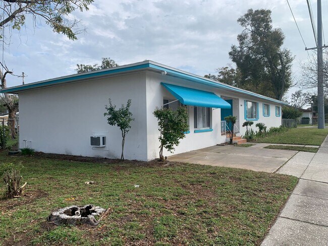 Foto del edificio - 4 Bedroom 2 Bath Spacious Home