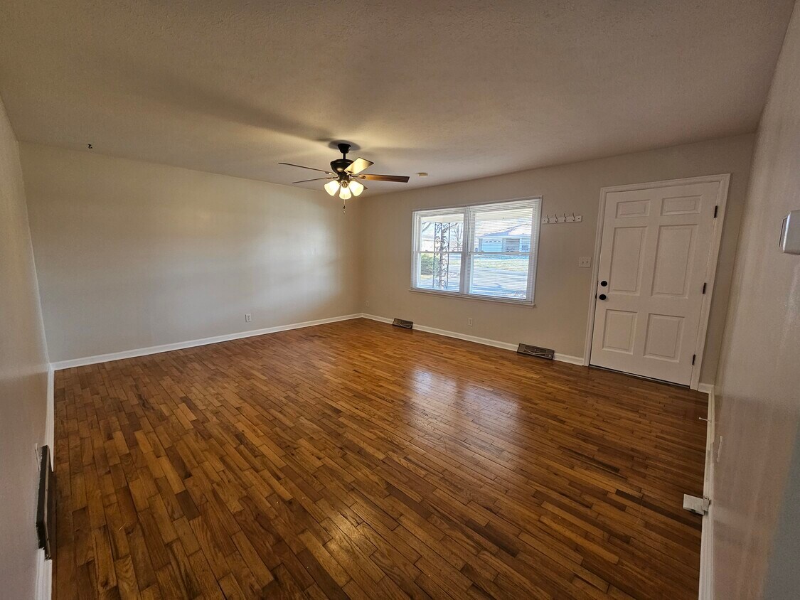 Primary Photo - 167 Hill-N-Dale Dr