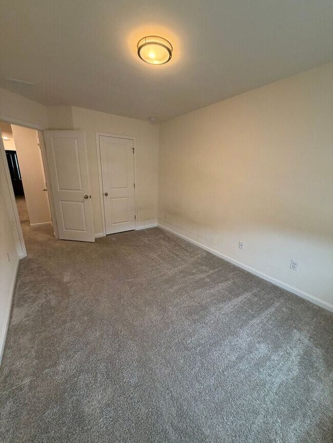 Foto del edificio - Beautiful 3 Bed / 2.5 Bath Townhome in Foxbank Plantation