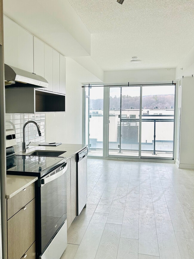 Building Photo - 1 + DEN BED - 1 BATH - BURLINGTON - CONDO
