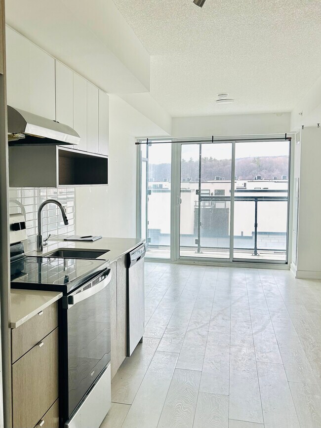 Photo du bâtiment - 1 + DEN BED - 1 BATH - BURLINGTON - CONDO