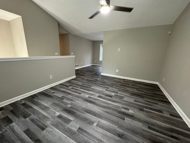 Foto del edificio - 3 Bedroom 2 Bath Split Level w/ Bonus Room...