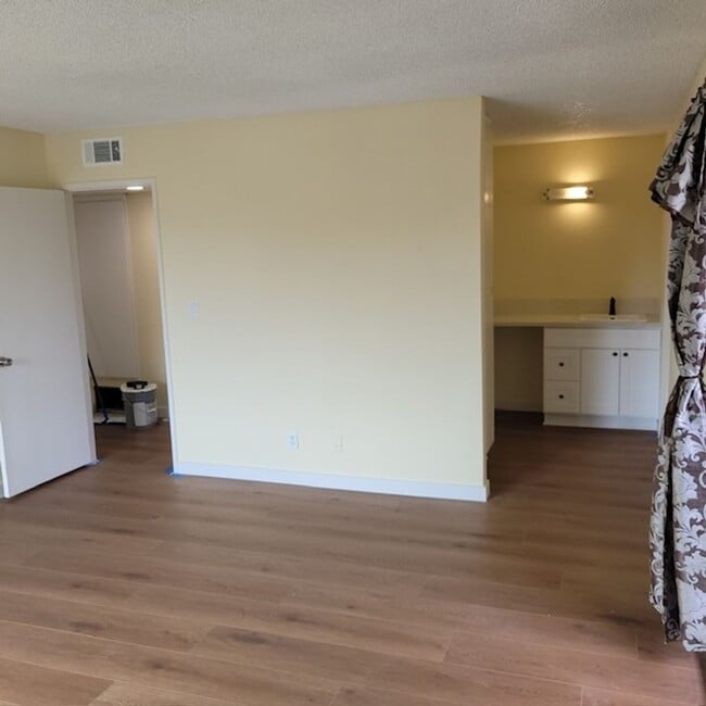 Building Photo - 570ap