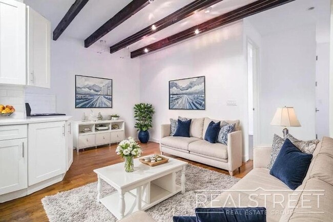 Building Photo - 3 BED 1.5 Bath in Bed Stuy