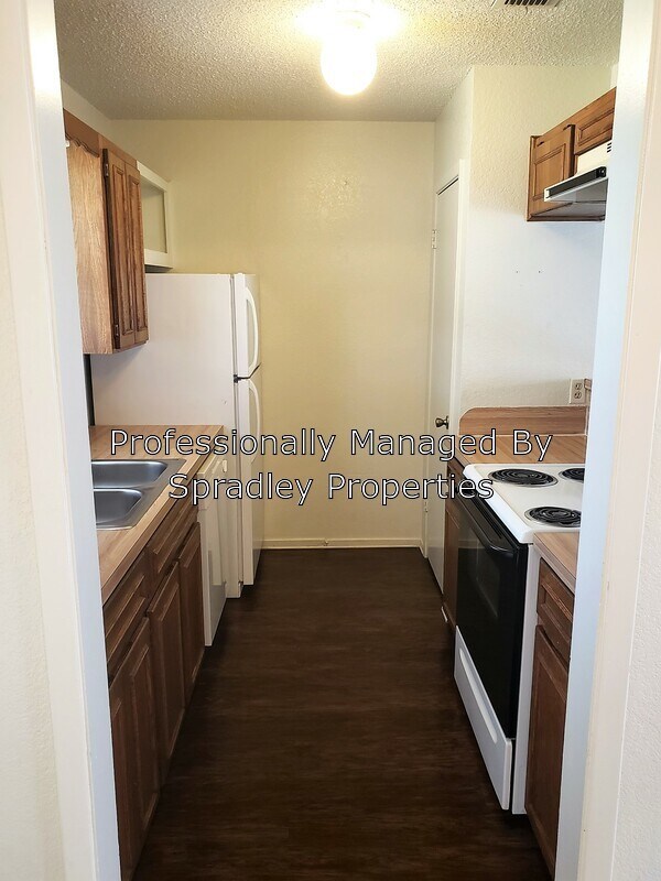 Building Photo - 1714 Iris Cir