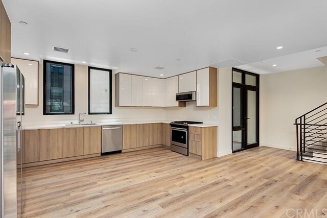 Building Photo - 505 N Santa Anita Ave