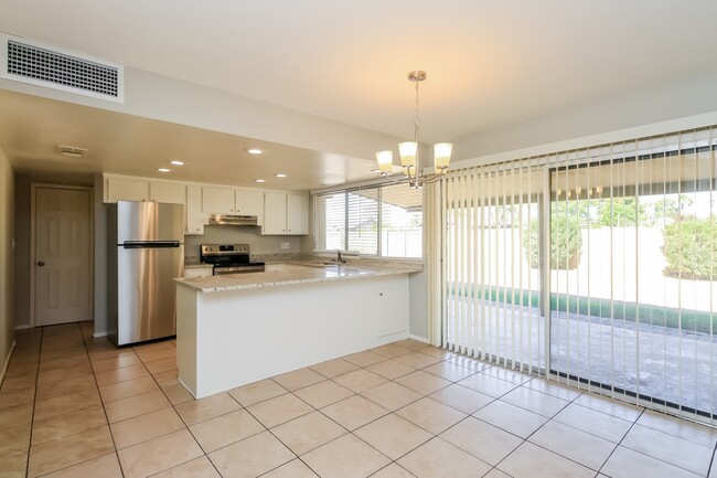 Building Photo - 2540 E Geneva Dr