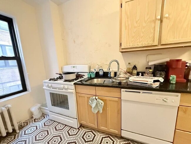 Building Photo - 452 Park Dr