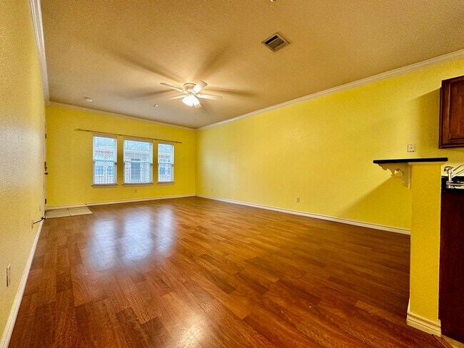 Foto del edificio - Spacious 2/2 Condo Minutes from Campus and...